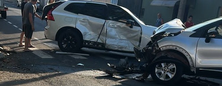 Colisão entre dois veículos causa danos materiais no Centro de Jacarezinho
