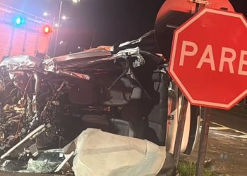 Jovem fica gravemente ferido após carro bater contra caminhão durante retorno na BR-369