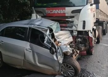 Colisão frontal entre Gol e carreta deixa um morto na PR-092