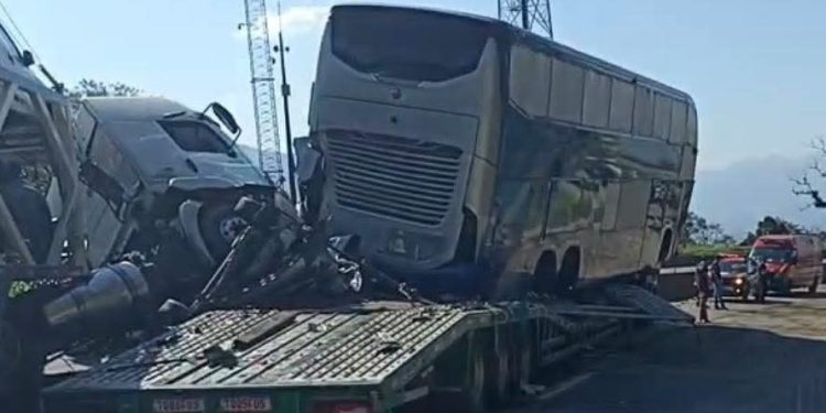 Paraná: Engavetamento na BR-277 deixa dois mortos e cinco feridos graves “Assista o vídeo”