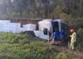 Norte Pioneiro: Caminhão tomba na BR-153 e mobiliza bombeiros em ibaiti