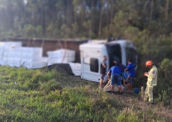 Norte Pioneiro: Caminhão tomba na BR-153 e mobiliza bombeiros em ibaiti