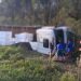 Norte Pioneiro: Caminhão tomba na BR-153 e mobiliza bombeiros em ibaiti