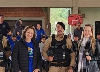 Apae de Jacarezinho recebe visita especial da equipe de Operações com Cães da PM