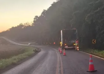 Moto atinge caminhão e homem morre no Norte Pioneiro