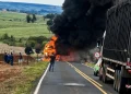 Incêndio atinge carreta carregada com farelo na PR-218, em Jundiaí do Sul “Assista o vídeo”