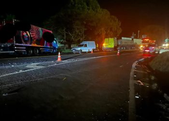 Van se envolve em colisão com caminhão e bitrem na BR-369, em Andirá