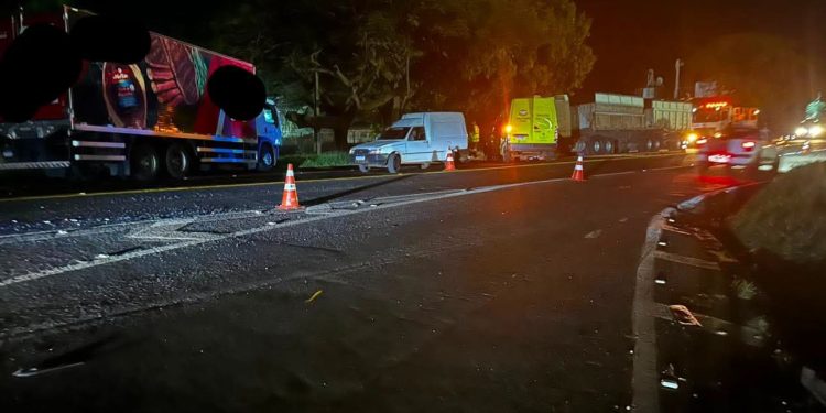 Van se envolve em colisão com caminhão e bitrem na BR-369, em Andirá