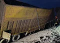 Norte Pioneiro: Carreta com dois semirreboques tomba na PR-517, em Itambaracá