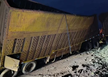 Norte Pioneiro: Carreta com dois semirreboques tomba na PR-517, em Itambaracá