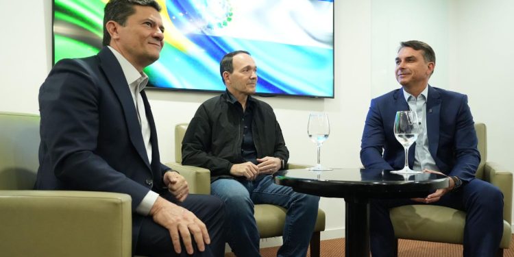 Sergio Moro conversa com o ministro da Segurança de El Savador, Gustavo Villatoro, e o presidenciável Flávio Bolsonaro: troca de experiência antes de congresso na Fiesp. (Foto: Charles Vieira/Flickr/Flávio Bolsonaro)