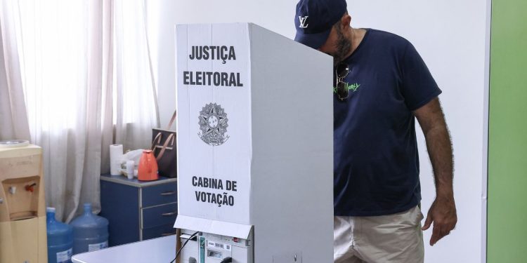 Eleitor que já sabe que estará fora do seu domicílio eleitoral no dia da votação pode solicitar o voto em trânsito junto à Justiça Eleitoral. (Foto: Antonio Augusto/TSE)