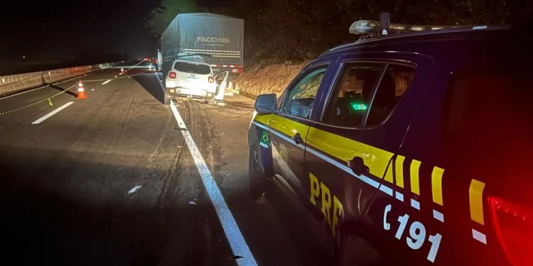 Colisão entre carro e carreta deixa uma mulher morta e homem gravemente ferido na BR-369