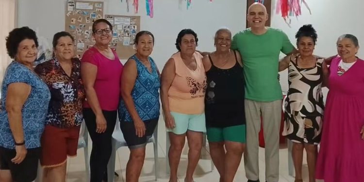 Jacarezinho oferece oficina de teatro para pessoas da terceira idade