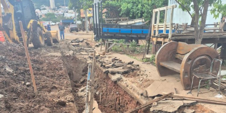 Norte Pioneiro: Trabalhador é resgatado pelo Corpo de Bombeiros após desmoronamento de valeta na BR-153