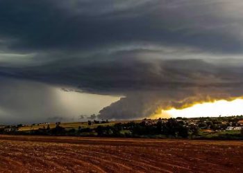 Tornados e tempestades severas provocam estragos e deixam regiões do Paraná em alerta