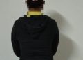 manhã de quinta-feira (10), a Polícia Civil de Santo Antônio da Platina (PR) identificou o suspeito do furto de um aparelho celular, ocorrido no dia anterior, em um hotel no centro da cidade. A identificação do homem, de 33 anos, foi realizada por meio da análise de imagens do sistema de monitoramento do local.  Mandado de prisão em aberto Durante as checagens no sistema, a equipe constatou a existência de um mandado de prisão em aberto contra o homem, expedido pela Vara Criminal de Santa Cruz do Rio Pardo/SP, em razão de condenação pelo crime de furto, com pena fixada em um ano e um mês no regime semiaberto.  Prisão e confissão Na sequência, os policiais realizaram diligências e localizaram o suspeito em uma residência no bairro Álvaro de Abreu. Ele foi preso e conduzido à delegacia, onde confessou a prática do furto no hotel.  Após os procedimentos de praxe, o homem foi encaminhado à Cadeia Pública, permanecendo à disposição da Justiça.