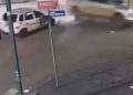 IMPRESSIONANTE: Forte impacto faz caminhonete capotar várias vezes no centro de Bandeirantes “Assista o vídeo”
