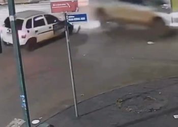 IMPRESSIONANTE: Forte impacto faz caminhonete capotar várias vezes no centro de Bandeirantes “Assista o vídeo”