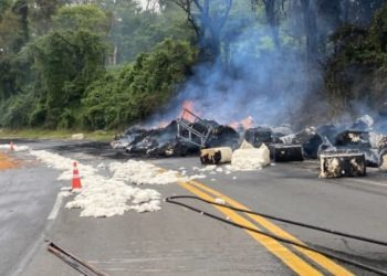 Tombamento de caminhão provoca incêndio e bloqueia totalmente a BR-376 no Paraná