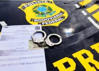 Paraná: PRF prende quatro passageiros procurados pela Justiça e encontra munições durante abordagem na BR-116