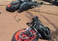 Paraná: Entregador de 35 anos morre em grave colisão com caminhão e moto fica partida ao meio