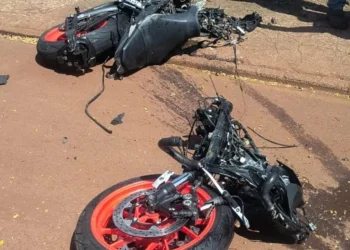 Paraná: Entregador de 35 anos morre em grave colisão com caminhão e moto fica partida ao meio