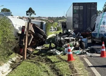 Caminhão perde os freios em descida, passa por cima de carro da Saúde e idoso morre preso às ferragens na PR-151Veículo de frota de Piraí do Sul foi esmagado