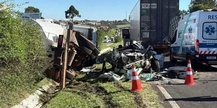 Caminhão perde os freios em descida, passa por cima de carro da Saúde e idoso morre preso às ferragens na PR-151Veículo de frota de Piraí do Sul foi esmagado
