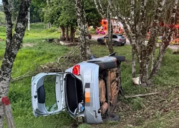 Mulher fica ferida após carro capotar na PR-218, em Ribeirão do Pinhal