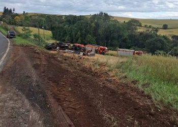 Paraná: caminhão tomba na PRC-466 e motorista fica ferido
