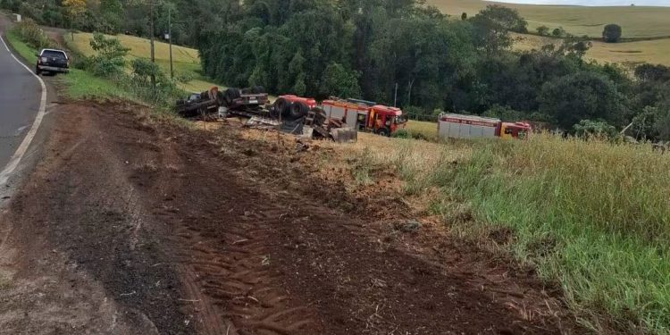 Paraná: caminhão tomba na PRC-466 e motorista fica ferido