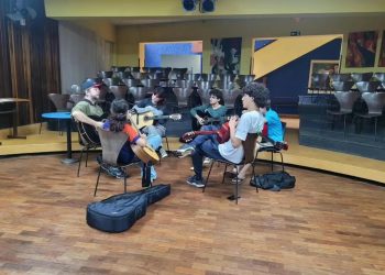 Jacarezinho abre inscrições para oficinas gratuitas de violão em diferentes pontos da cidade