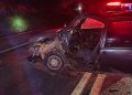Idoso de 79 anos morre após carro ficar destruído em colisão com carreta na BR-153, em Ibaiti