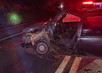 Idoso de 79 anos morre após carro ficar destruído em colisão com carreta na BR-153, em Ibaiti