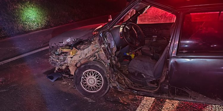 Idoso de 79 anos morre após carro ficar destruído em colisão com carreta na BR-153, em Ibaiti