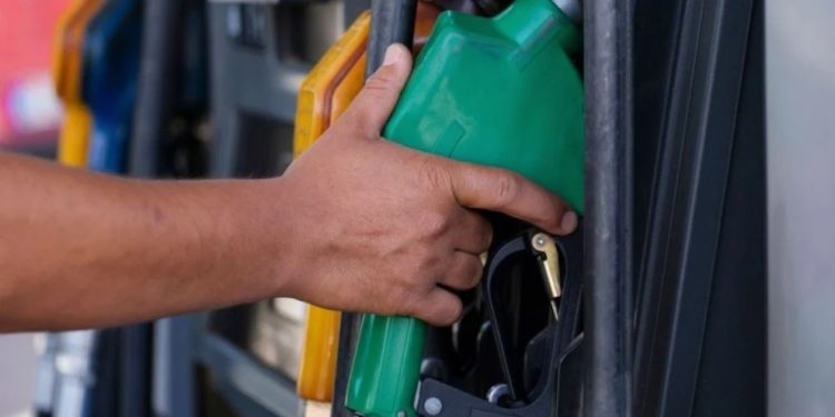 Gasolina terá redução de R$ 0,63 no imposto, enquanto diesel terá subvenção de R$ 1. (Foto: Pexels)