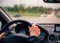 Motoristas devem redobrar cuidados ao dirigir na chuva; confira dicas