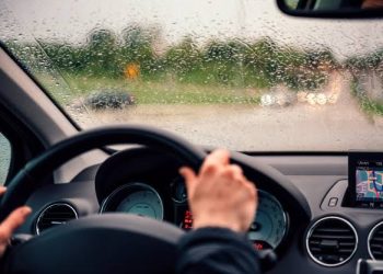 Motoristas devem redobrar cuidados ao dirigir na chuva; confira dicas