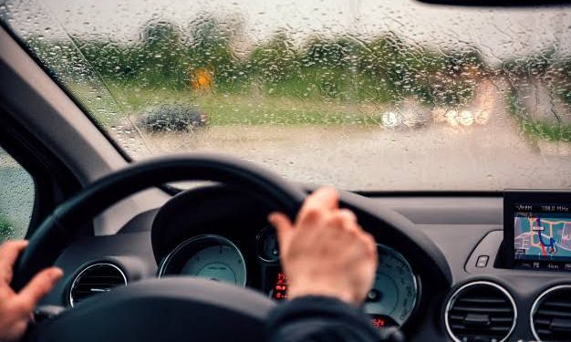 Motoristas devem redobrar cuidados ao dirigir na chuva; confira dicas