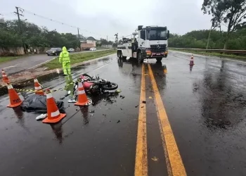 Norte Pioneiro: Jovem de Andirá morre após motocicleta ser atingida por carro na PR-444, em Arapongas