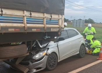 Carro que saiu de ourinhos fica preso em carreta após forte colisão na BR-369, no paraná