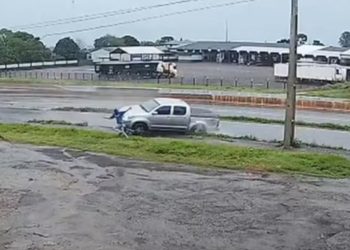 Ciclista escapa por pouco após caminhonete capotar na BR-163, no Paraná