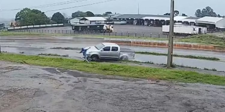 Ciclista escapa por pouco após caminhonete capotar na BR-163, no Paraná