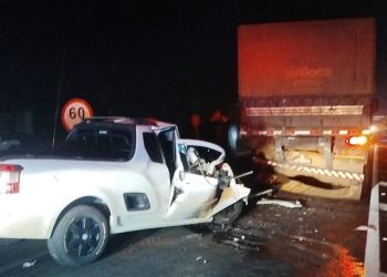 Motorista fica ferido após Montana bater na traseira de caminhão na BR-376, no Paraná