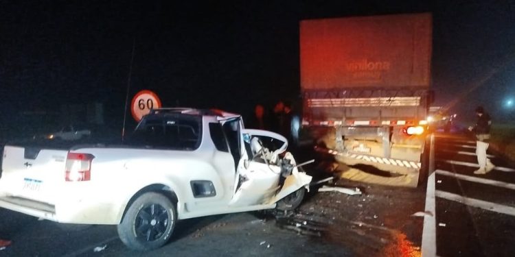 Motorista fica ferido após Montana bater na traseira de caminhão na BR-376, no Paraná