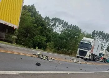 Acidente entre van da ProTork e caminhão de frangos deixa motorista ferido na PR-092