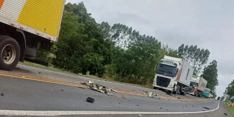 Acidente entre van da ProTork e caminhão de frangos deixa motorista ferido na PR-092