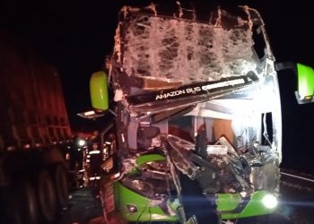 Paraná: Motorista de ônibus morre e três passageiros ficam feridos após colisão na BR-376