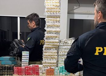 PRF apreende cerca de 4 mil caixas de medicamentos e anabolizantes em veículo na BR-277, no Paraná